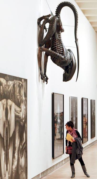 HOLY SHIT! Bitch, there’s a fucking Xenomorph over…a fuck it! If you get eaten I’d get a laugh.