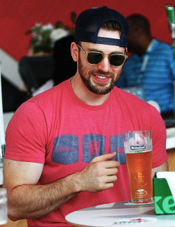   45/1000 Pictures of Chris Evans.    Sitting in his lap&hellip;.sipping his Heineken&hellip;.casually stroking his..ahem&hellip;bicep. 😆