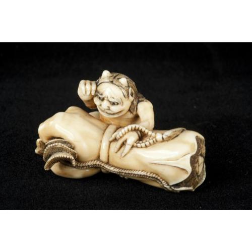 animus-inviolabilis: 茨城童子の腕で泣く小鬼Netsuke of a small oni (demon/ogre) crying on the severed arm of the