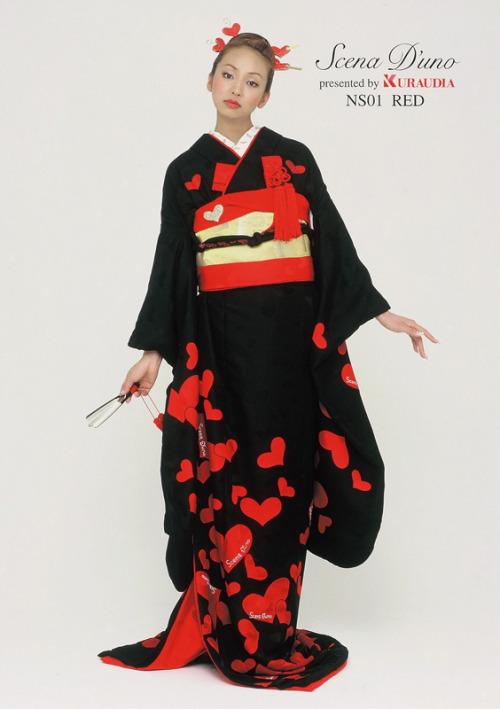 kimononagoya:A very modern furisode here with red hearts on black—like the Queen of Hearts?Thi