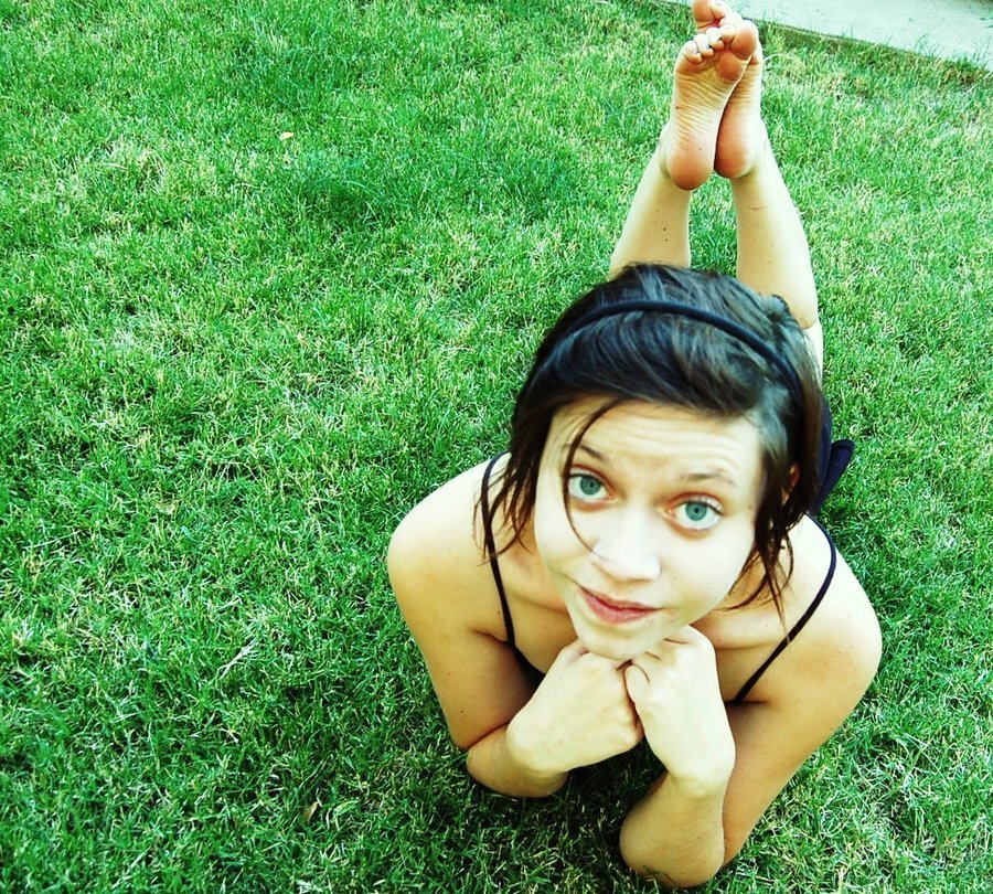 pedicuremodels:  barefootgirlfriends:  feetjoy:  ;)       