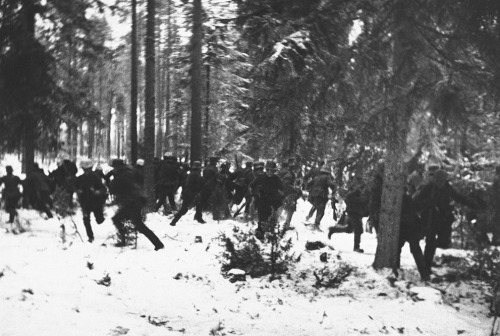 demons: Finnish troops scattering during a Soviet air raid/19 January 1940