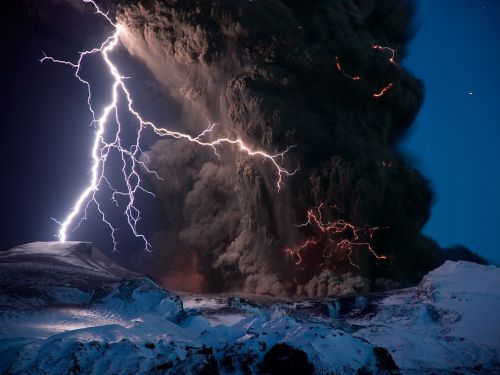 spaceplasma:Dirty ThunderstormsA dirty thunderstorm (also, Volcanic lightning) is a weather phenomen