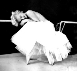 infinitemarilynmonroe:  Marilyn Monroe photographed by Milton Greene, 1954.