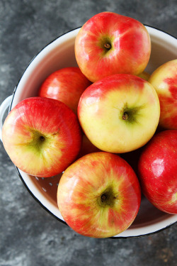 foodffs:  CINNAMON STREUSEL BAKED APPLES Follow for recipes Get your FoodFfs stuff here