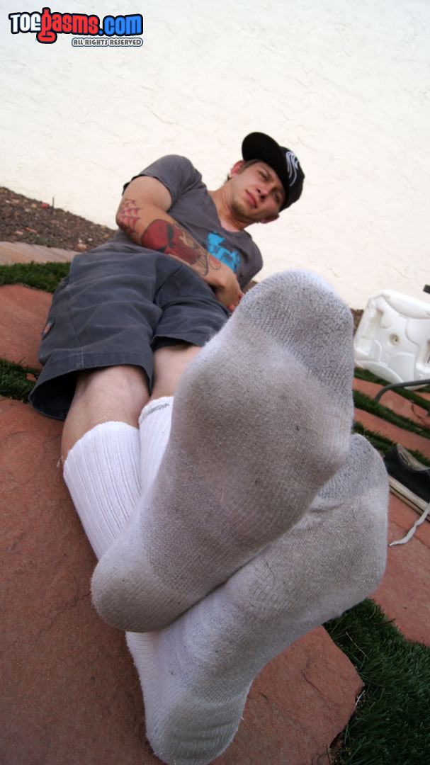 dirtysmellysocks:  n2men:  toegasms:Hot, Hard Core Gay Foot Fetish - Take a Sniff