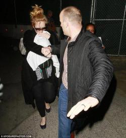 holdyourbreathandcount-toten:  Adele desembarcando com o baby Adkins em Los Angeles !!
