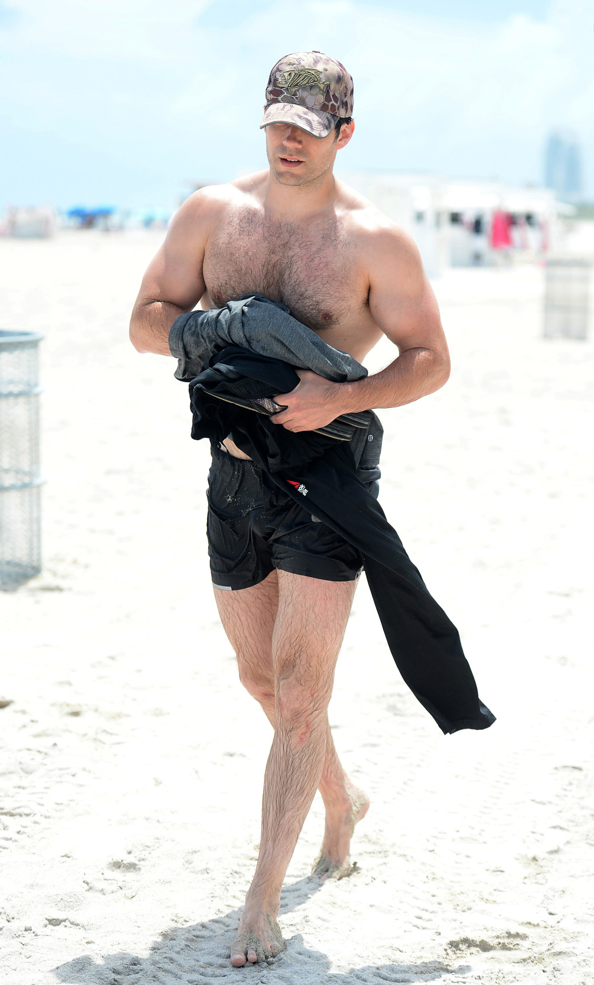 bootybulgeheaven:  rhiordan:  Henry Cavill via The Sun  Henry Cavill