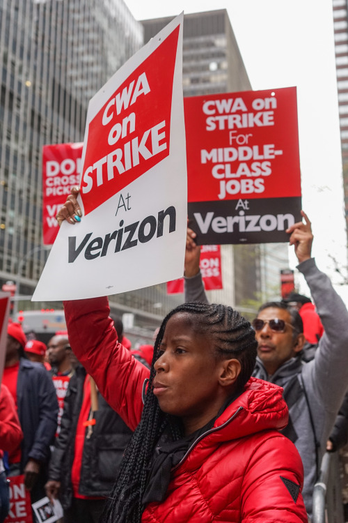 activistnyc:#StandUpToVerizon #VerizonStrike: Thousands of Verizon workers on strike marched on Wa