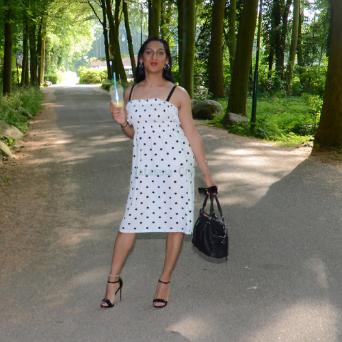 nat-crys: Being dotty! :P Enjoy the weekend! :)  The anklet tells a tale! To those in the know an an