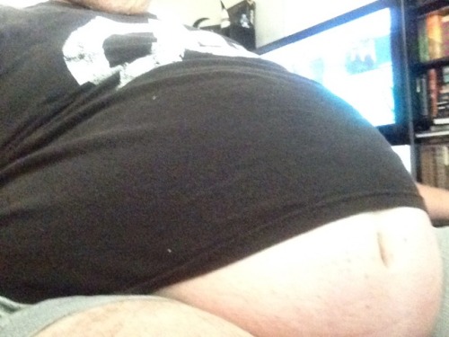 bhm-whim:  Nice being able to work from home today! Even if I am sick. I am starving right now and my stomach is begging me to stuff it!  My friend is fat.