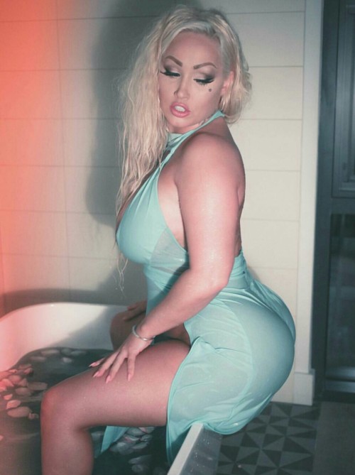 thicksexyasswomen:  kiaramemesnmore:  Two of my favorite enhanced bunnies 🐇🐇😜😈 Barbie and Staci 😍😍  WGW is now!!!  Fab👌