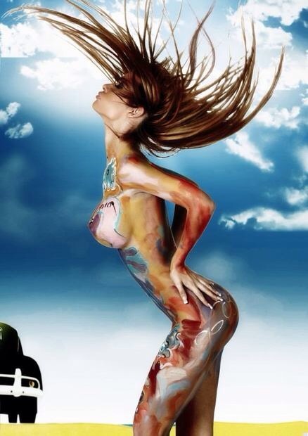 ypai adriennlevai:  Yoyo art , body painting calendar by @petermarosi  Das allererste Mal, dass mir ein Bodypainting gefällt