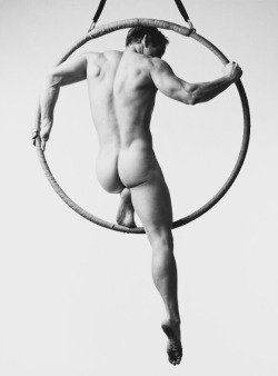 lille-jo:  Naked acrobatics …