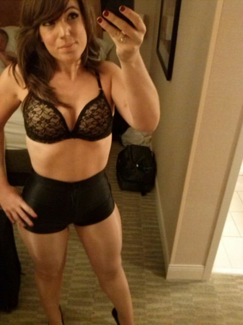 elizabethandrews: Bra, disco shorts, shiny pantyhose So damn hot!! Would love to see her ass!!
