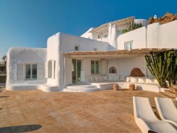 youngsophisticatedluxury:  White Luxury house in Mykonos, Greece 