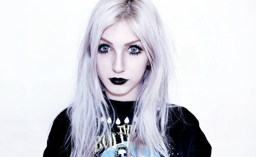 pastel-goth-princess:  LOVE Lindsay Woods 