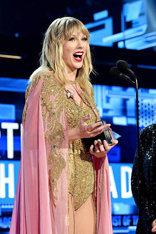 yournastyscars:Taylor Swift accepts the Artist of the Decade award onstage during the 2019 American 