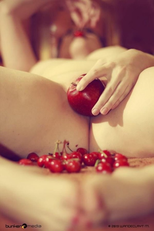 desiderioindecente: lovevanessa:  Frutta a volontà __  Per restare un poco a dieta😜 