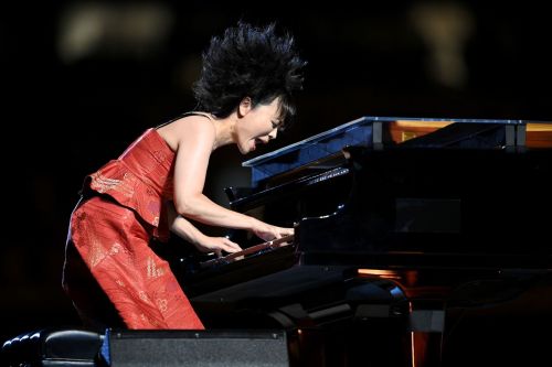 my-sleepy-mind-in-the-stars: Kabuki actor Ichikawa Ebizo & Jazz pianist Hiromi Uehara performing