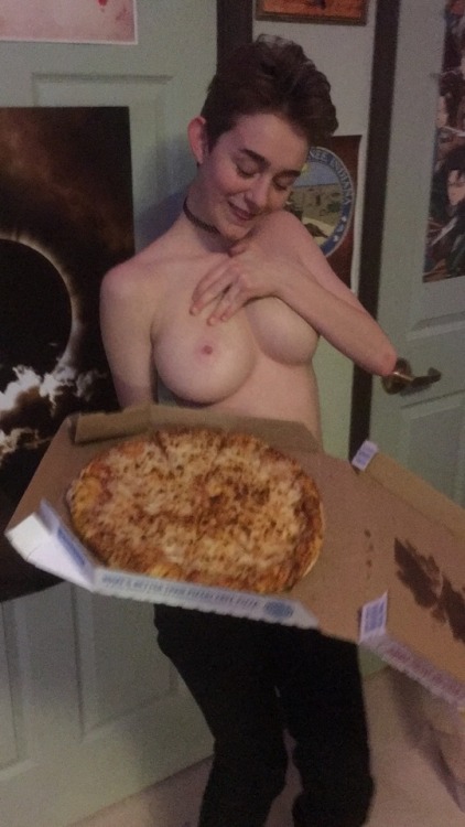 lacypet: thanks for the pizza @coffeeandbaggels ur the fucking best