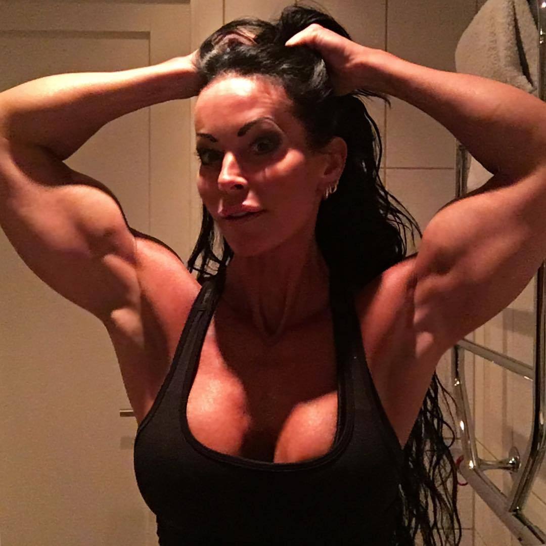 musculargoddesses:  Adriana Kuhl