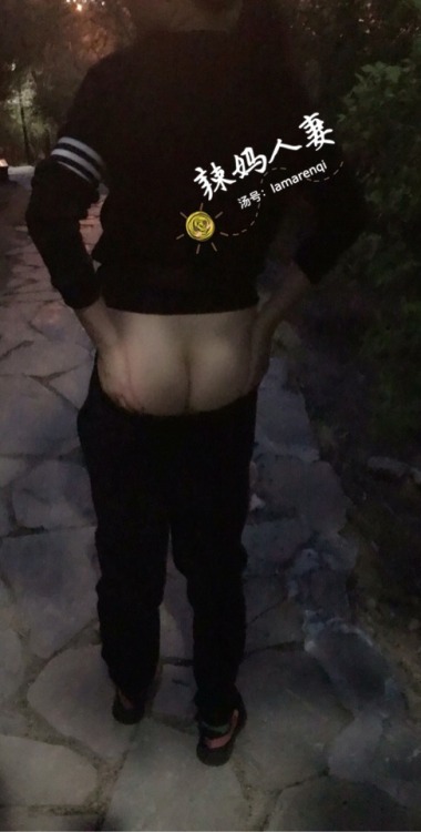 lamarenqi:‪今天晚上夜跑的时候小骚终于让我拍照了，虽然只是露了半个大屁股，这就是好的开始！慢慢来，相信小骚以后会更大胆的！喜欢的朋友多给点动力，夏天就是拍照的最好时间啊‬