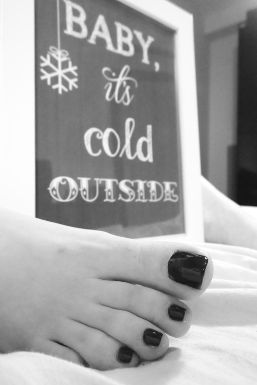 footcumfan: foot-fetish-and-beyond:  Baby, its cold outside..  Mmmmm