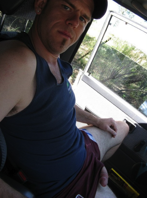 rob1965: workbootsfootys: A very bloody sexy bloke Very sexy TRADIE mate ;)