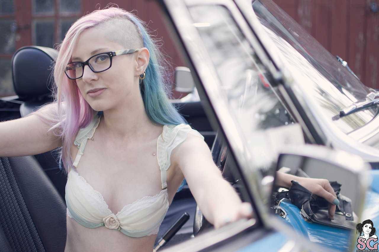 girlswithglasses:  suicide girls - unicorn #3