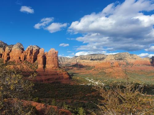 oneshotolive:  View while hiking in Sedona, Arizona. [OC] [4608x3456] 📷: Gingersnapgrinch 