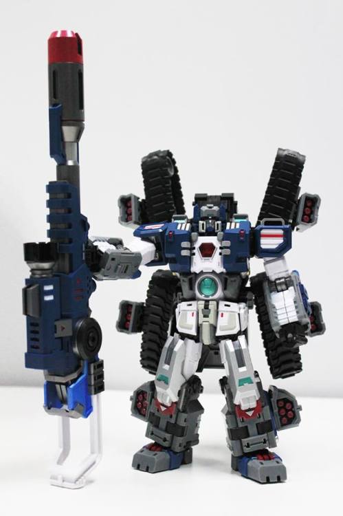 londonprophecy:unodenosotros:Perfect Effects PE-DX03 Warden, based on IDW Fortress Maximus,all these