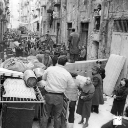 erunnerit:  “Il denaro non è un'automobile, che la tieni ferma in un garage: è come un cavallo, deve mangiare tutti i giorni”. Le mani sulla città, di Francesco Rosi, vince il Leone d'oro al miglior film della Mostra internazionale d'arte cinematografica