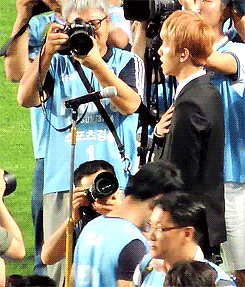sehunne:  this is quite a proud moment, for me, because he, Byun Baekhyun sang the national anthem coolly without any mistakes though he was surrounded by hundreds of cameras…(I mean, just imagine if you were in his shoes…) 
