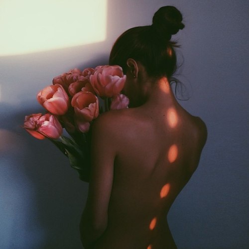 sleepinsidemysoul:and with each gift she was given, even a simple flower from the garden, she felt s