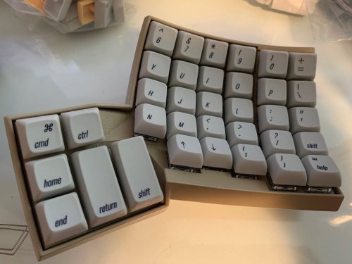 yournewkeyboard:“An Apple keyboard that
