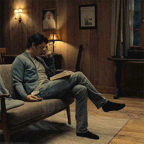benedict-the-cumbercookie: My favorite “subtle acting” moments by Hamish Linklater in Midnight Mass