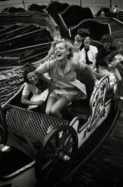 historicaltimes:  Wind plays havoc with woman’s dress Southend Fair, UK 1938 photo: Kurt Hutton Read More 