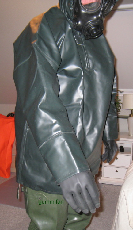 coldcloudkingdom: coldcloudkingdom: gummifan: #rainwear#rubber#waders#gasmaske# Superbe tenue comme 