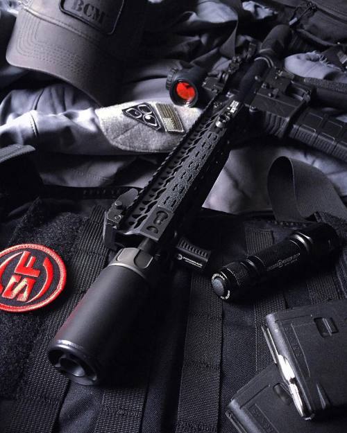 who-loves-guns-i-love-guns:Repost @pillarmediagroup ・・・ Surefire Warcomp and Warden • Surefire 6P • BCM Upper • ZeroBravo Reversible Hand Stop • Trijicon MRO • Troy Industries BUIS  @surefireinstitute @surefirelights @trijicon @zerobravoinc