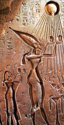 totenbuch:  Akhenaten worshiping the Aten.