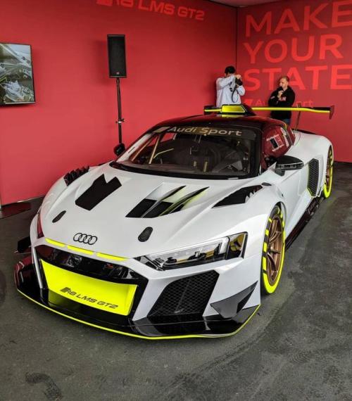 carspotdx:  Audi R8 LMS GT2Source: reddit
