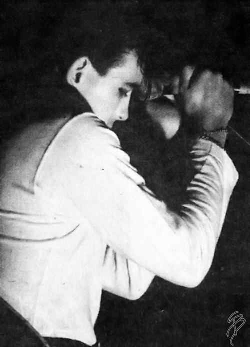 princessgarynuman:  enyaocean:  Robert Smith in 1983 - Japanese Whispers Era.  sad