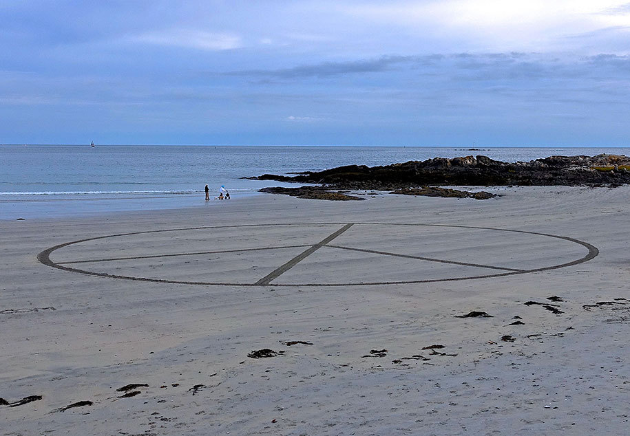asylum-art:  Artist Leaves Beautiful Installations In Public Spaces To Surprise Passersby