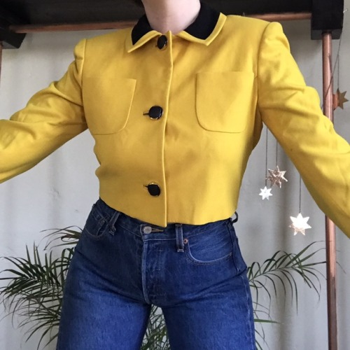 thegolddig:vintage 80s mustard yellow cropped blazer(more information, more gold)