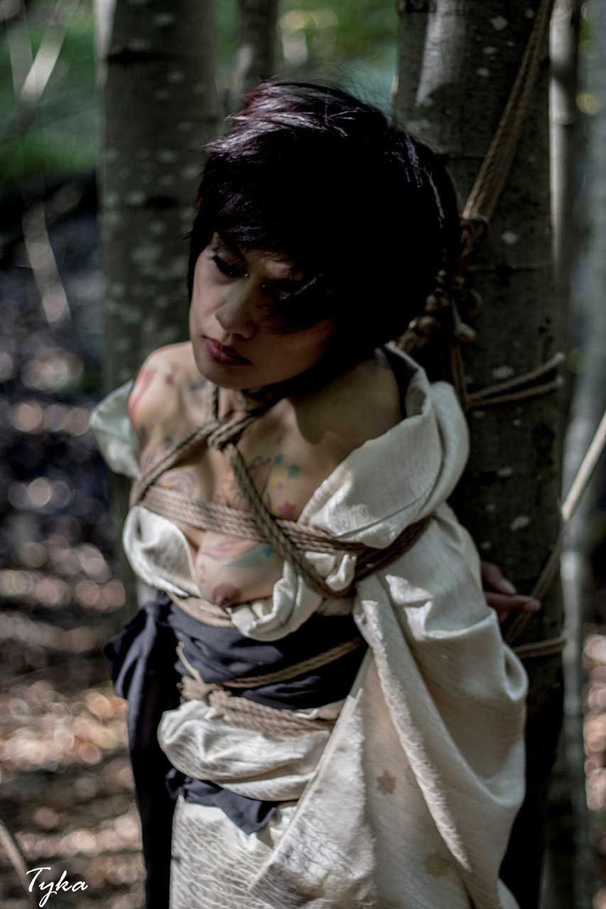 ropesession:  M : @kitiza-perche P : @tykars R : Docvale  Full set : http://ropesession.com/Ropes/photos/#!lightbox%5B2266%5D/0/