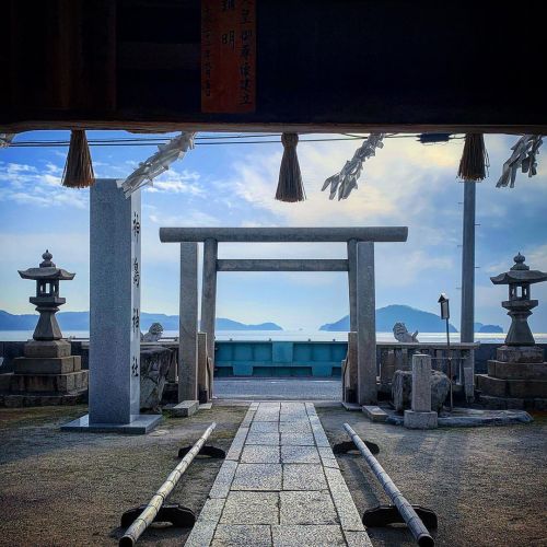 yamada50:神武東征の高島宮に比定される神島(こうのしま)神社今は干拓で陸続きになっていましたが島の時代を思い起こせるお社さまです#神社巡拝家(神島神社)www.instagra
