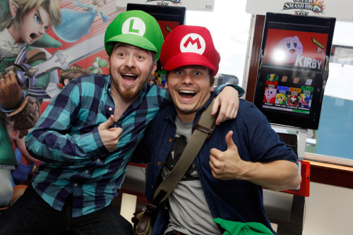 fuckyeahgravityfalls:Alex Hirsch and Jason Ritter at the Nintendo Lounge on the TV Guide Magazine Ya