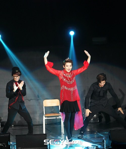 only-yooricky:  [Photo] Ricky, TEEN TOP - 131124 “Angel Class” Official Fanmeeting {Part 2/2 : 4 pics.} (cr : SEGYE.com) *Do not edit / Crop / Remove Watermark* 