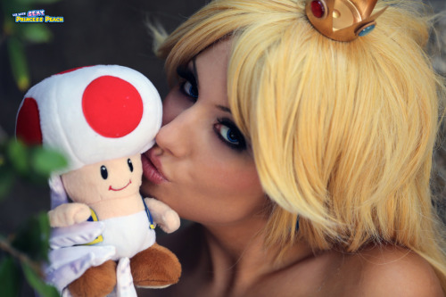 sakafai:  Sexy Princess Peach cosplay by the nice Litz Katz. Do you like her?